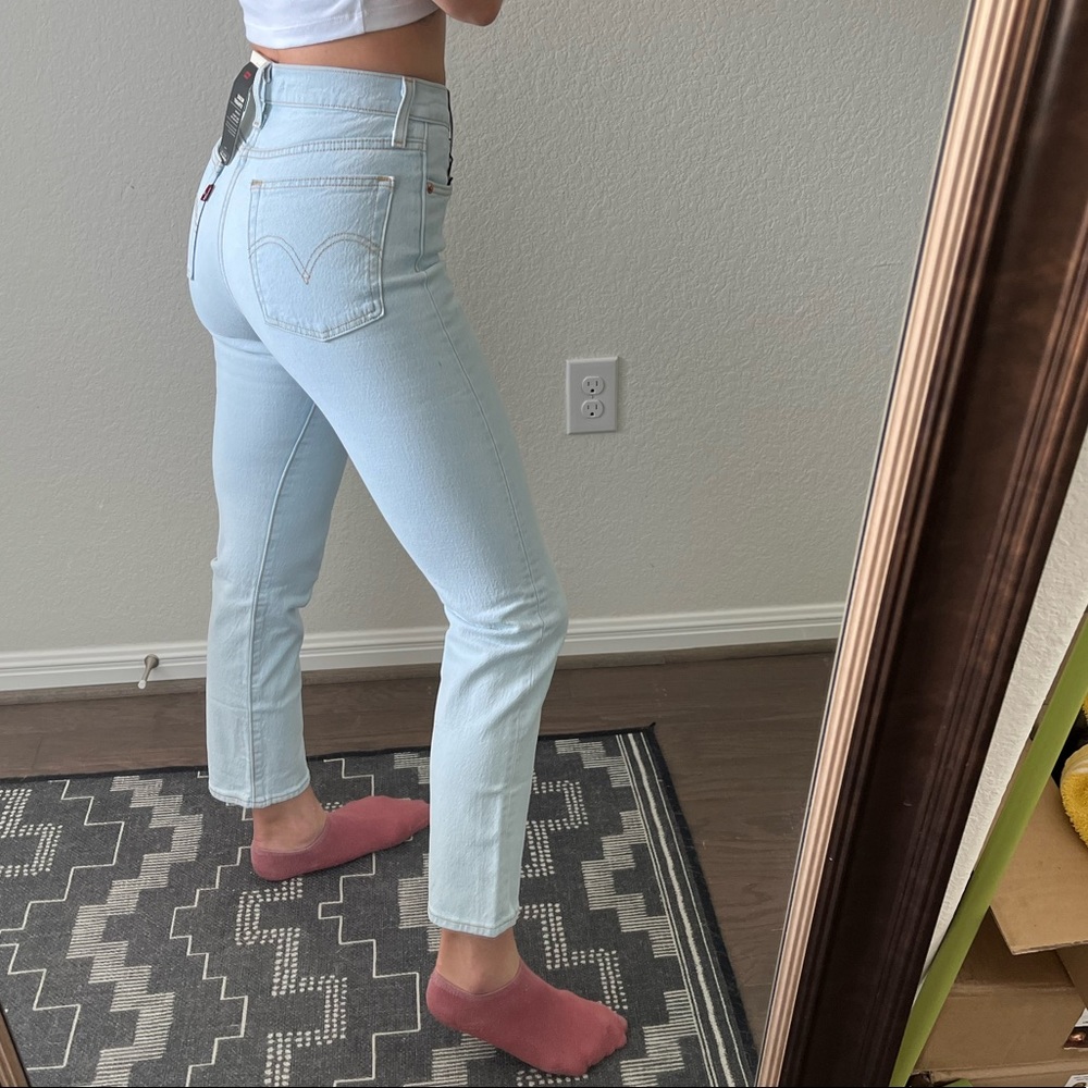 SALE! ⭐️ Levi’s Wedgie Straight Leg high rise light wash Jean - 26” inseam - Picture 4 of 16